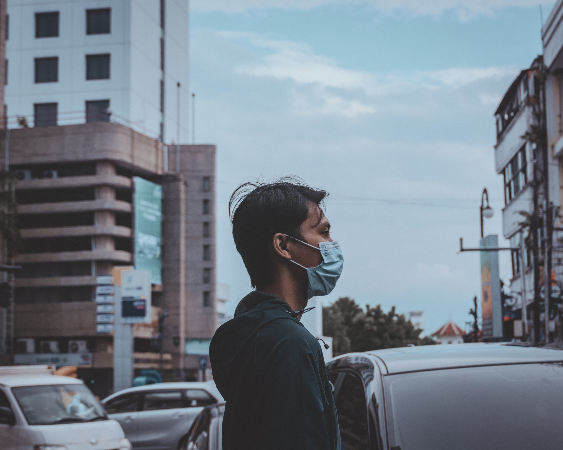 an employee commuting to his workplace while wearing a mask