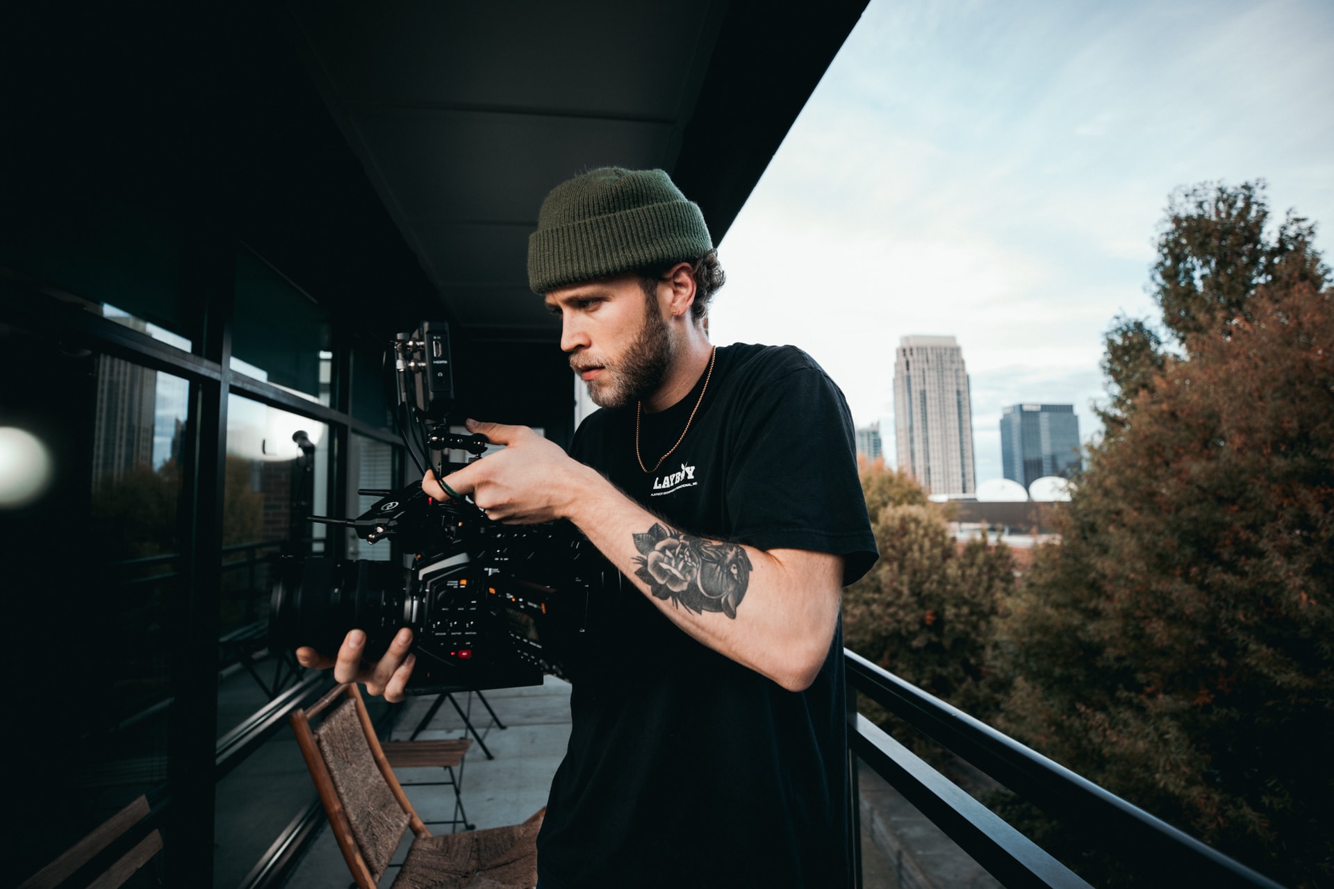 Working With Content Creators: 5 Things You Need to Know 1 content creators shooting a video for an ad campaign