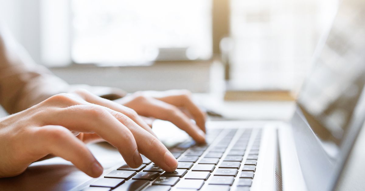 a content writer tryping on a laptop