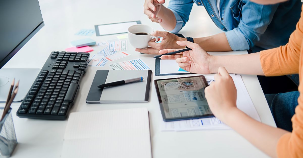 two marketers discussing SEO results in front of a computer screen